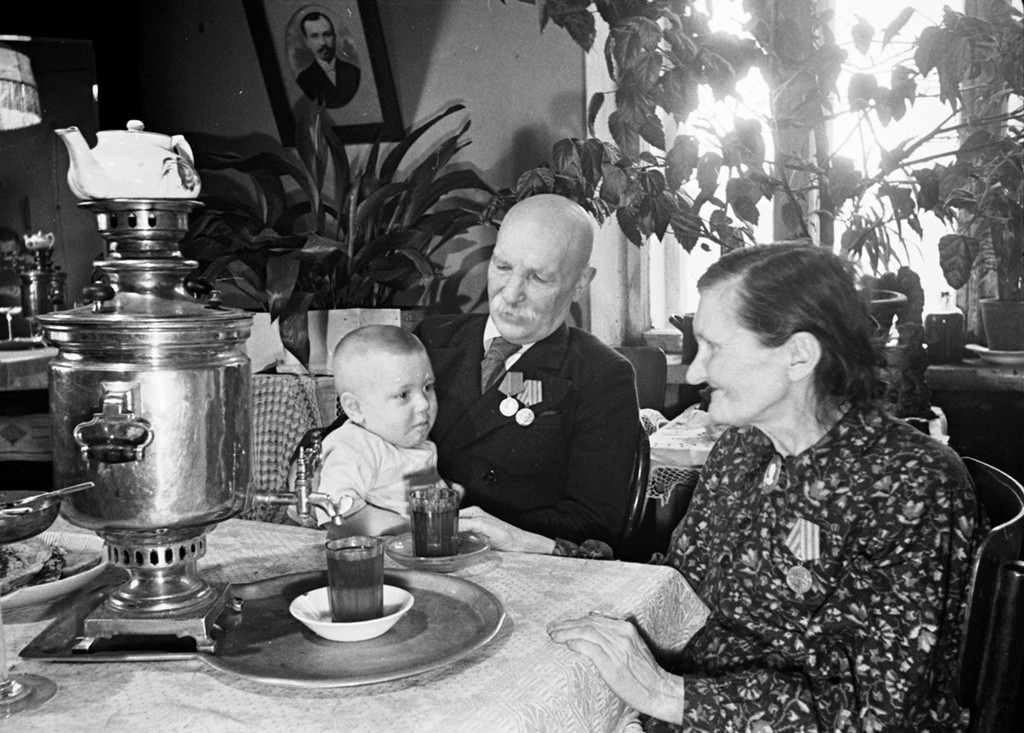 ウフトムスキー記念リュベルツィ農業機械工場の年長労働者アントン・イワノヴィチ・カルプニン（職歴40年）の家庭。妻はリュベルツィ地区の市評議会議員。1949年