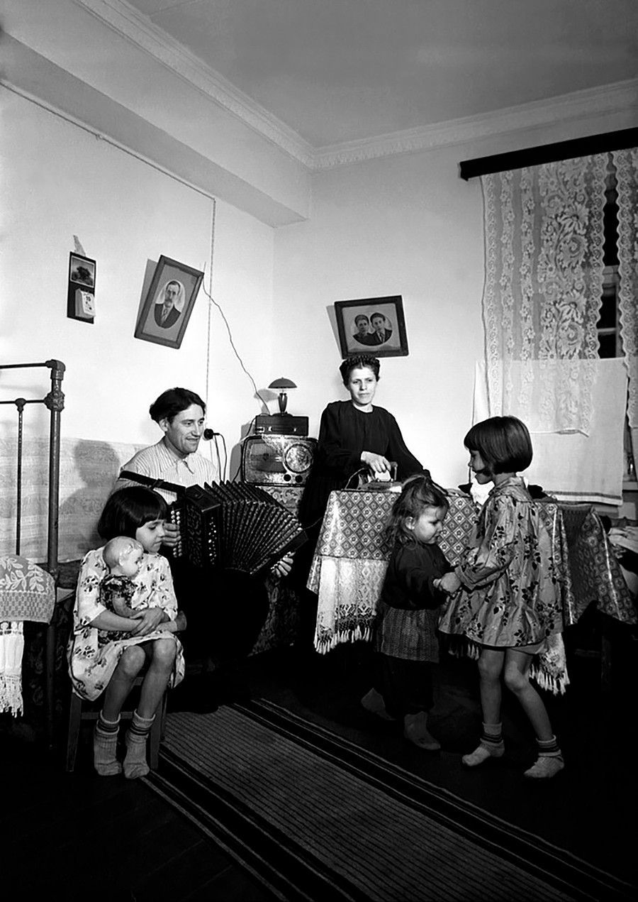 模範的生産者とその家族。新居にて。1950年