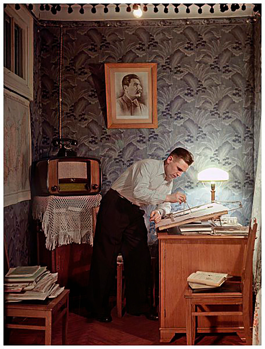 「エコノマイゼル」工場の仕上げ工、スターリン賞受賞者のイワン・カルタショフ。自宅にて。1953年