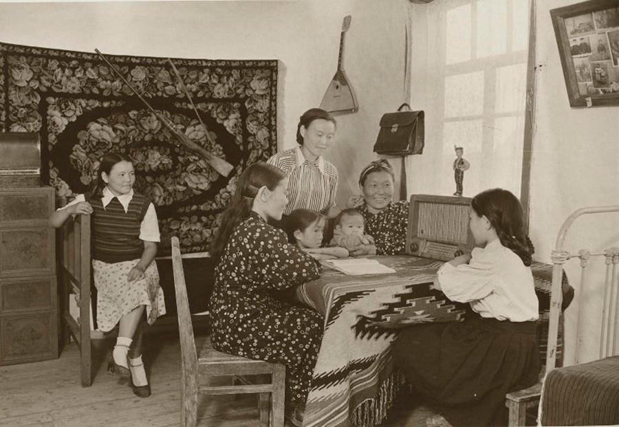 トゥヴァの畜産技師の家族がラジオを聴く。1955年
