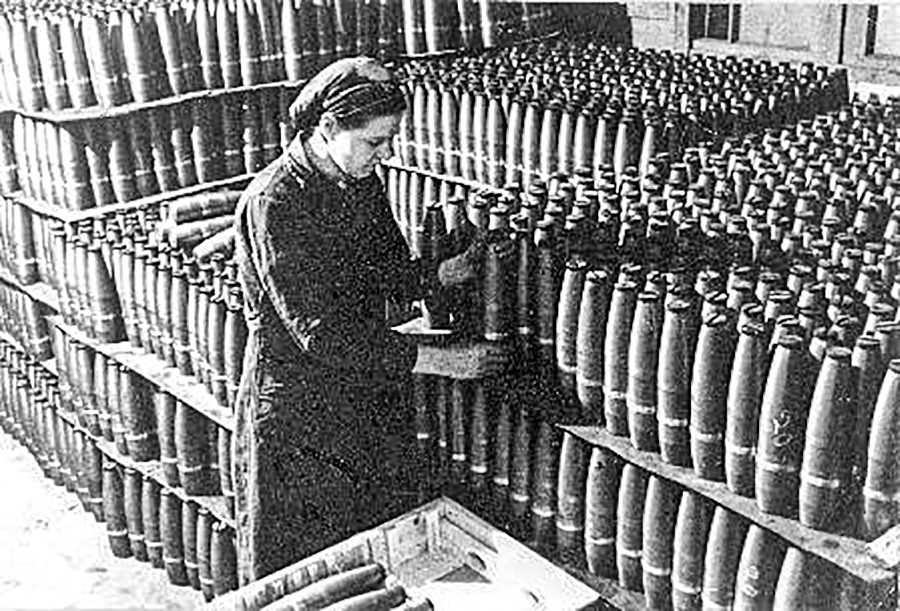 Une femme prépare des missiles pour l’Armée rouge
