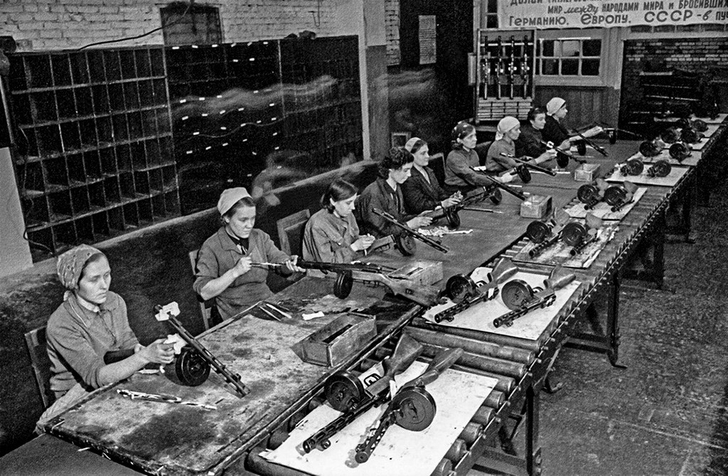 De jeunes femmes assemblent un PPSh-41, ce pistolet-mitrailleur soviétique conçu par Gueorgui Chpaguine et qui a été largement utilisé pendant les années de la guerre.
