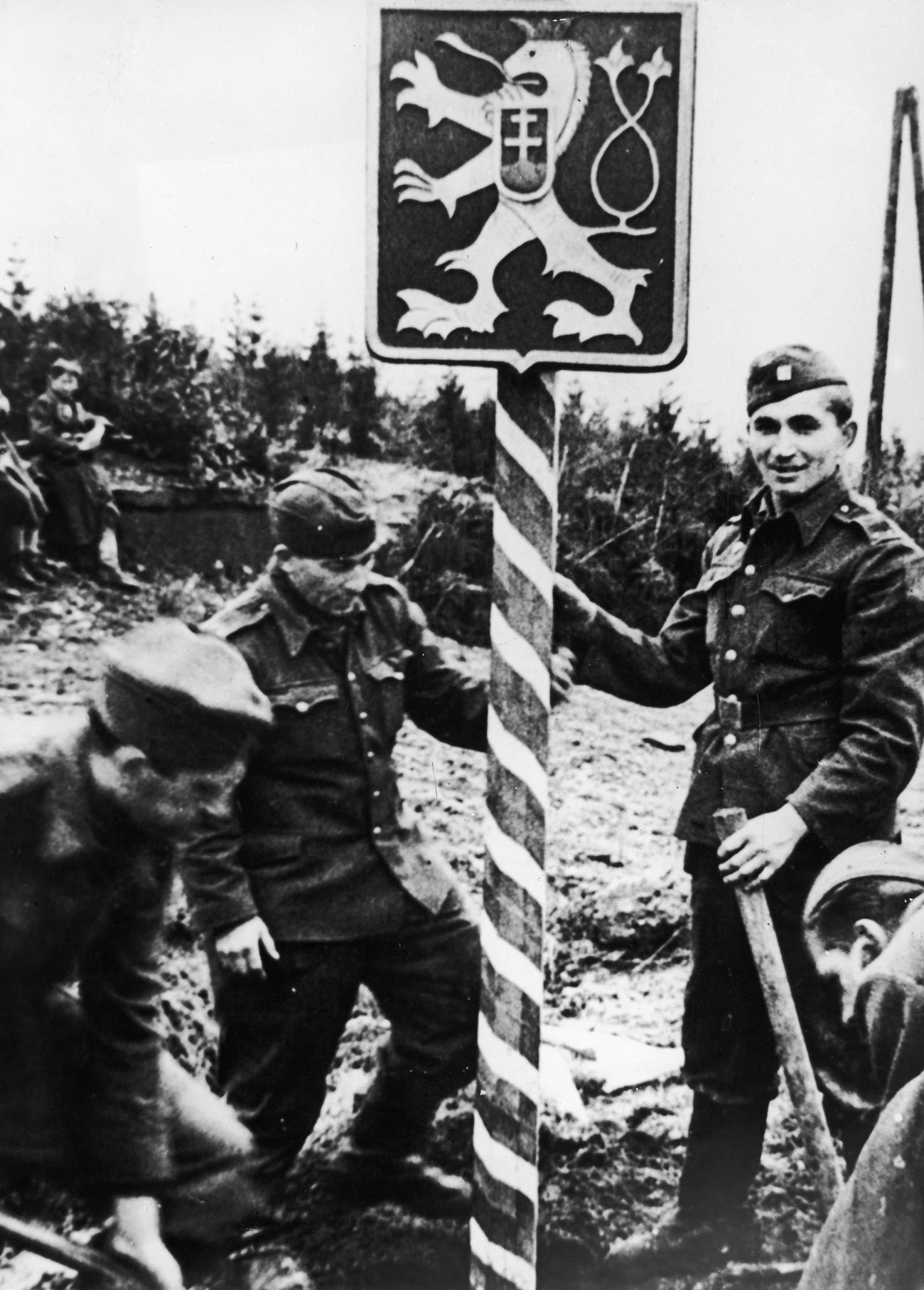 Des soldats tchèques portant des uniformes russes érigent un nouveau poste frontière près du col de Dukla, dans une partie de leur pays nouvellement libérée, le 13 décembre 1944