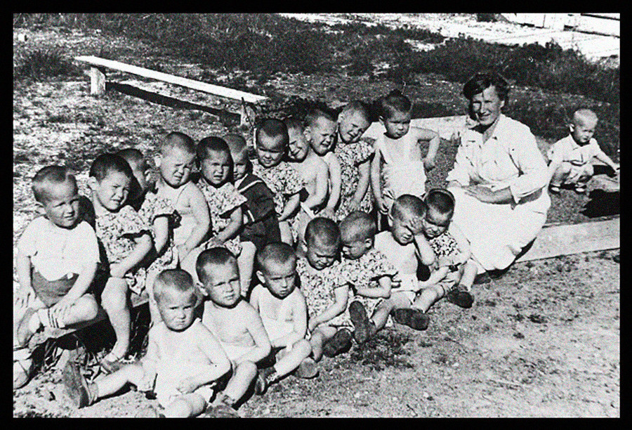 Orfanato no campo de Kargopol.
