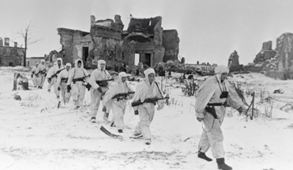 Tropas soviéticas patrullando Púlkovo.