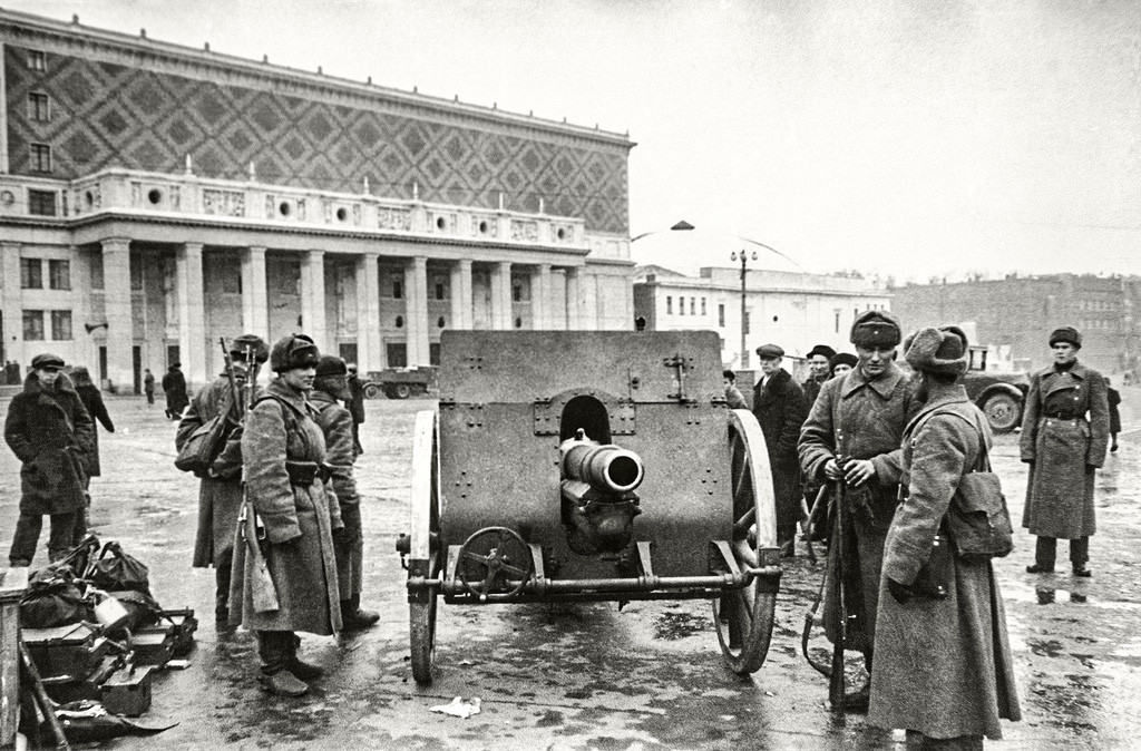 Una piazza di Mosca durante la guerra
