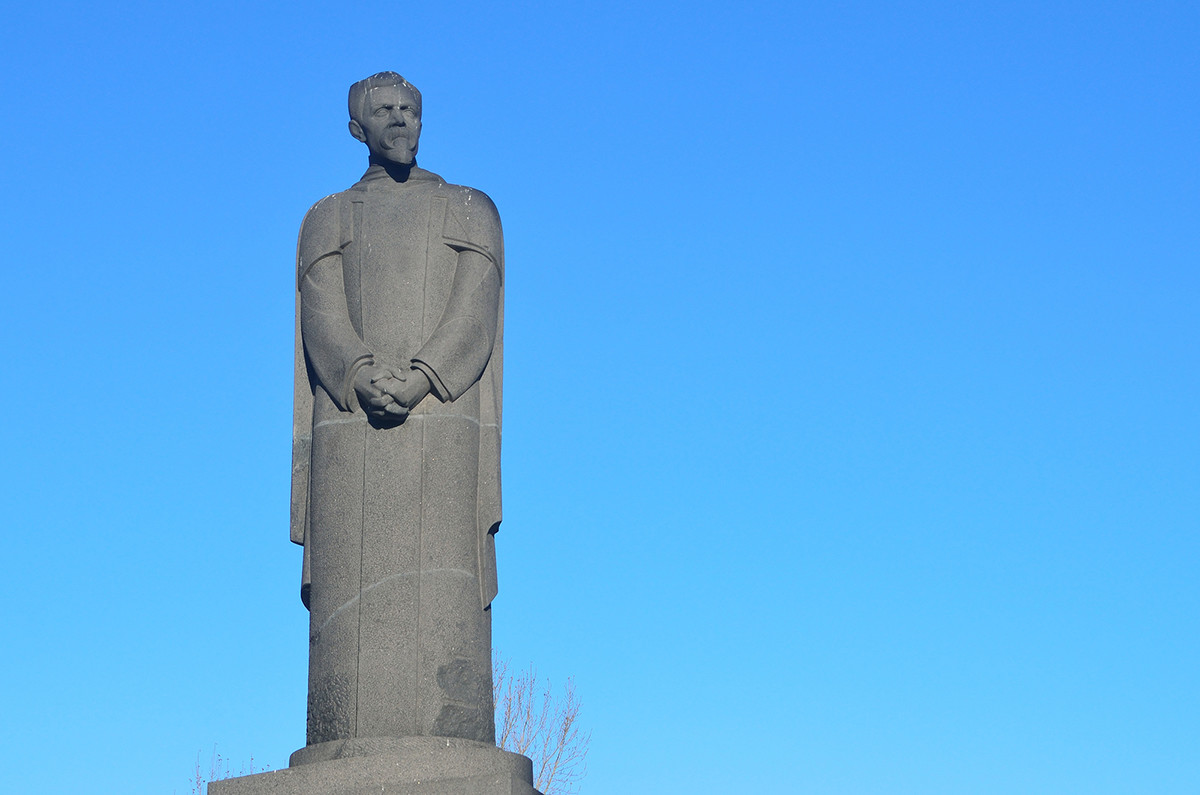 Il monumento con una crepa visibile all’altezza del collo