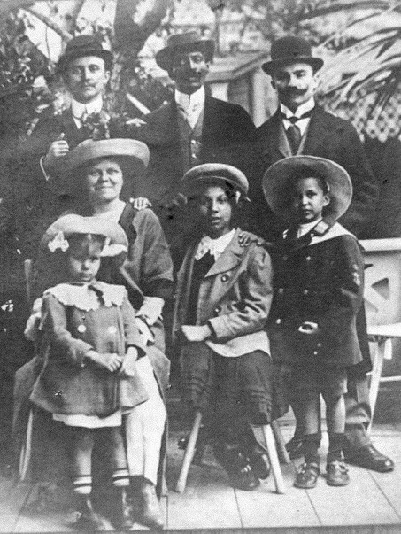Frederick Thomas, seine zweite Frau, seine Kinder aus erster Ehe und seine Geschäftspartner, 1913