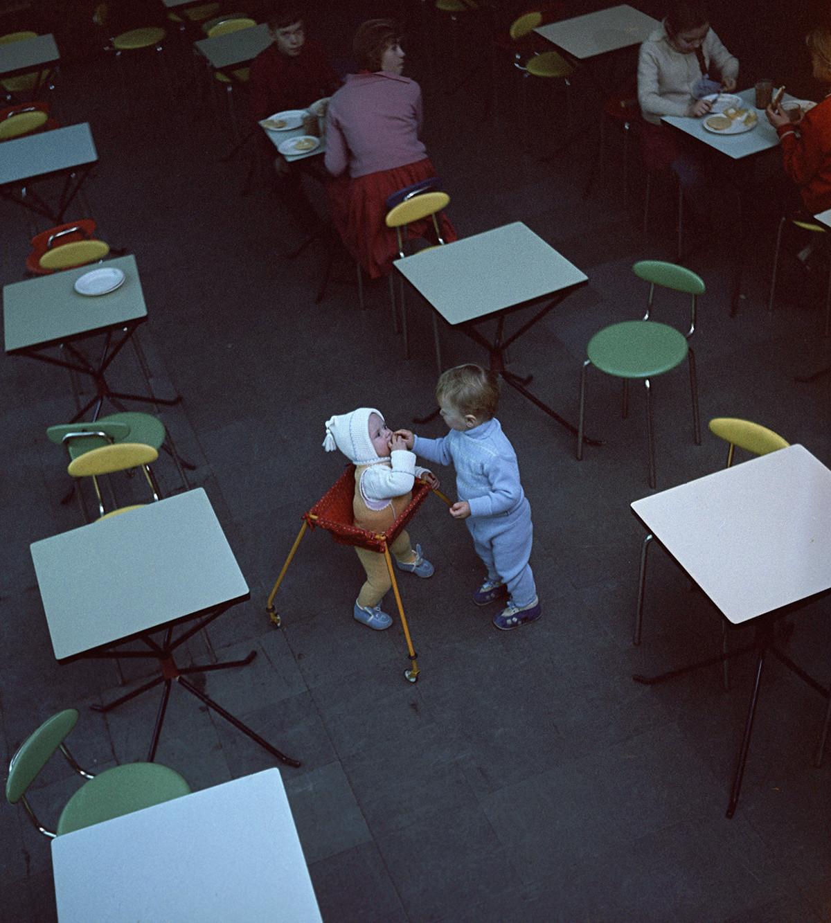 Crianças em um café, em Moscou.