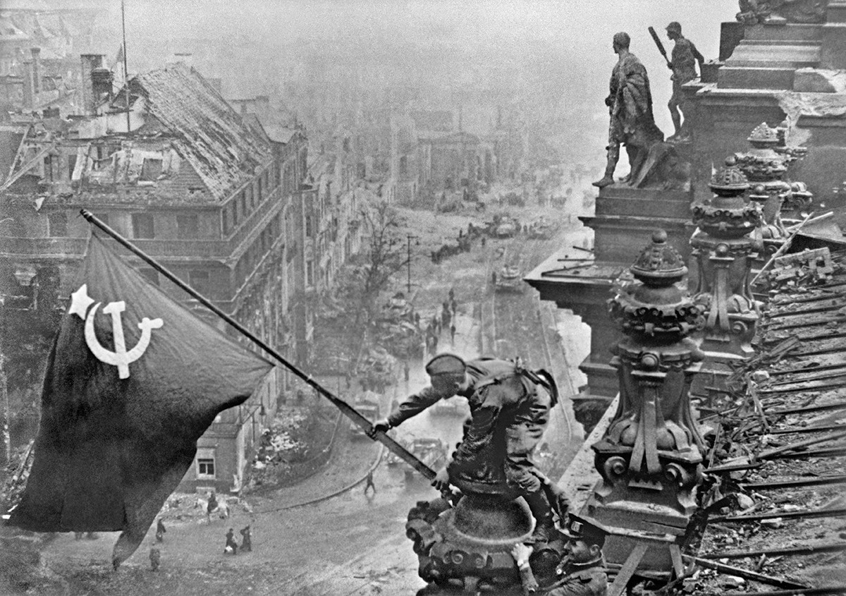 “Levantando a bandeira sobre o Reichstag.”