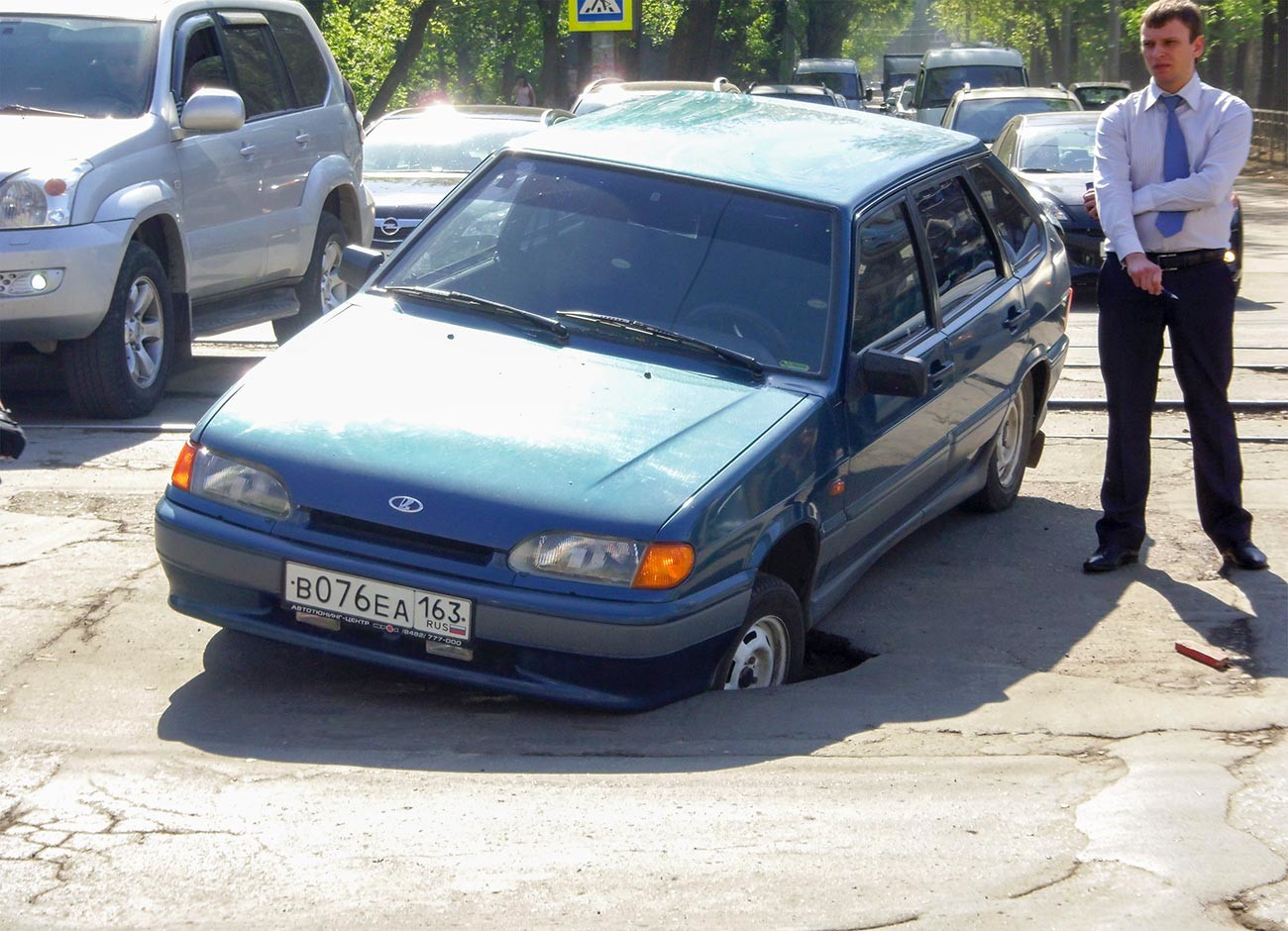 Власник поред аутомобила који је упао у јаму на Проспекту Лењина у Самари.
