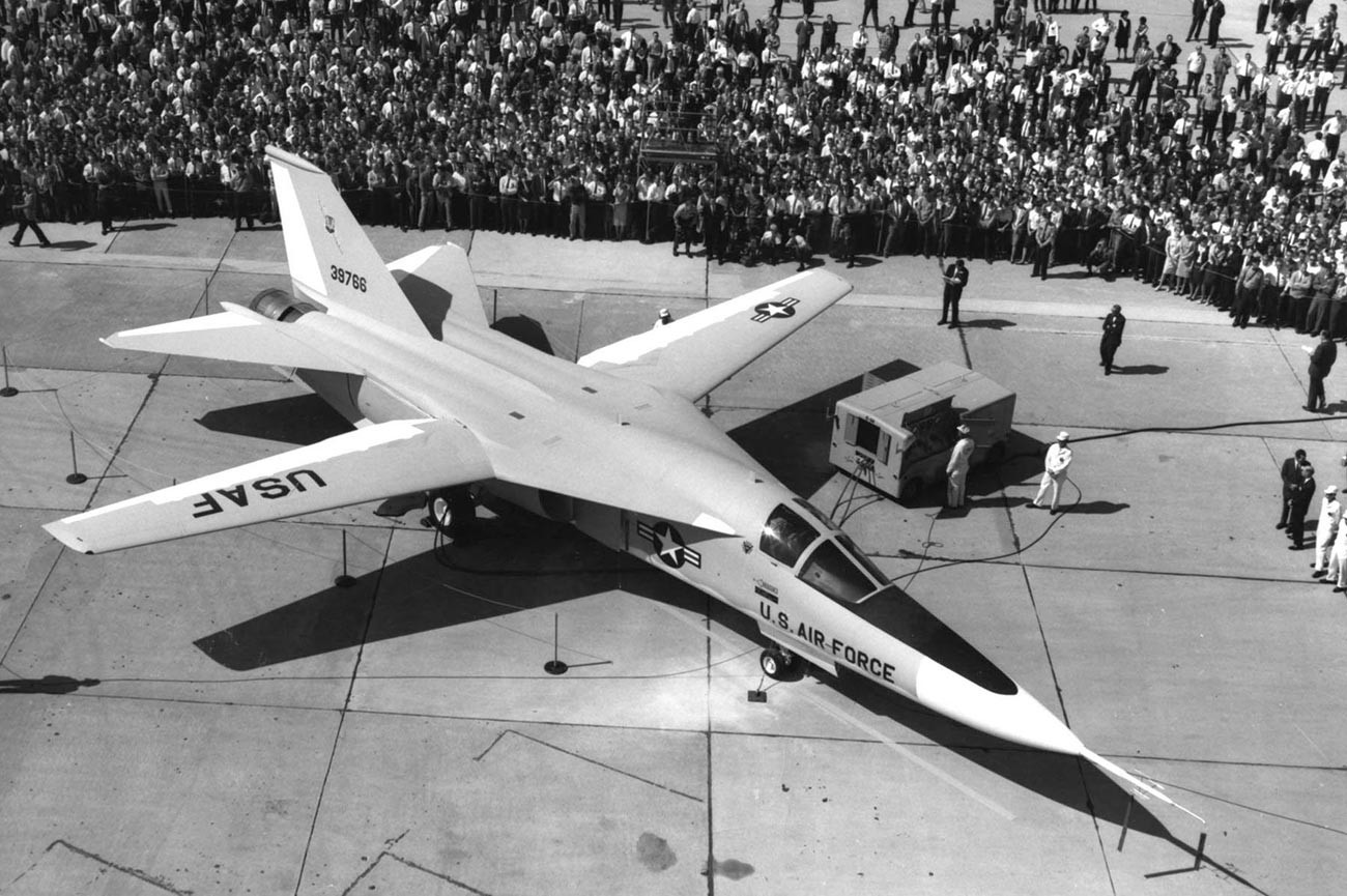 General Dynamics F-111A (SN 63-9768, treći prototipski avion) s trapeznim krilima prilikom slijetanja 15. listopada 1964. 