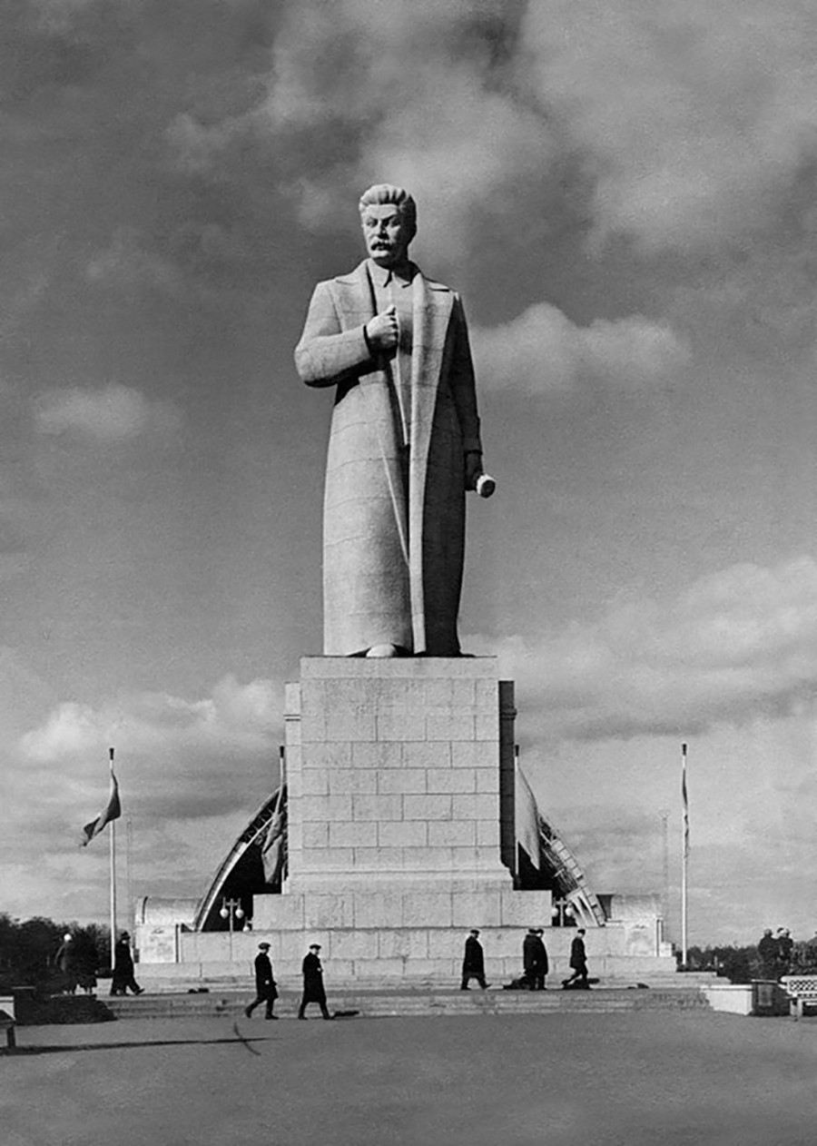 モスクワのVDNKh（ソ連国民経済達成博覧会）にある巨大なスターリン像