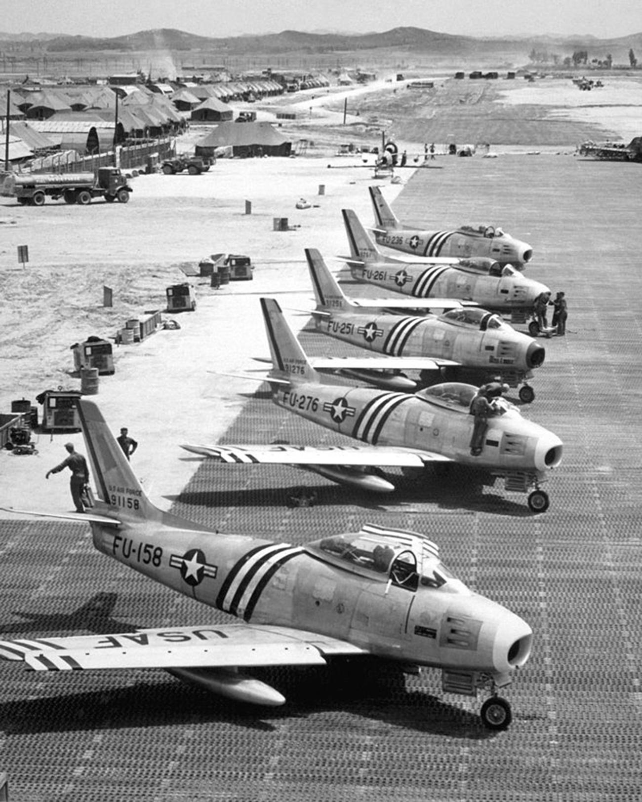 Lovci F-86 Sabre, pripravljeni za spopad