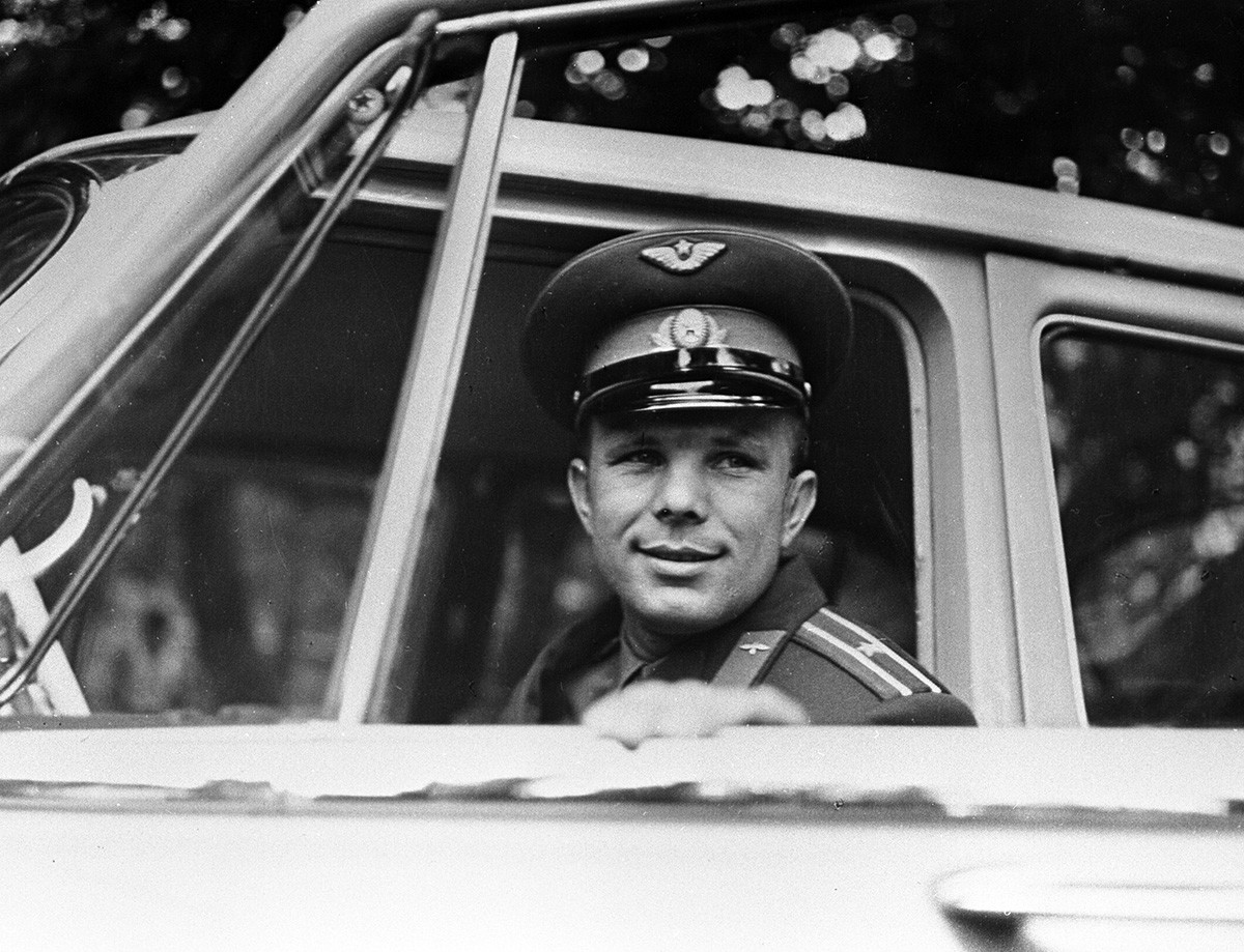 Gagarin in posa nella sua auto, 1961
