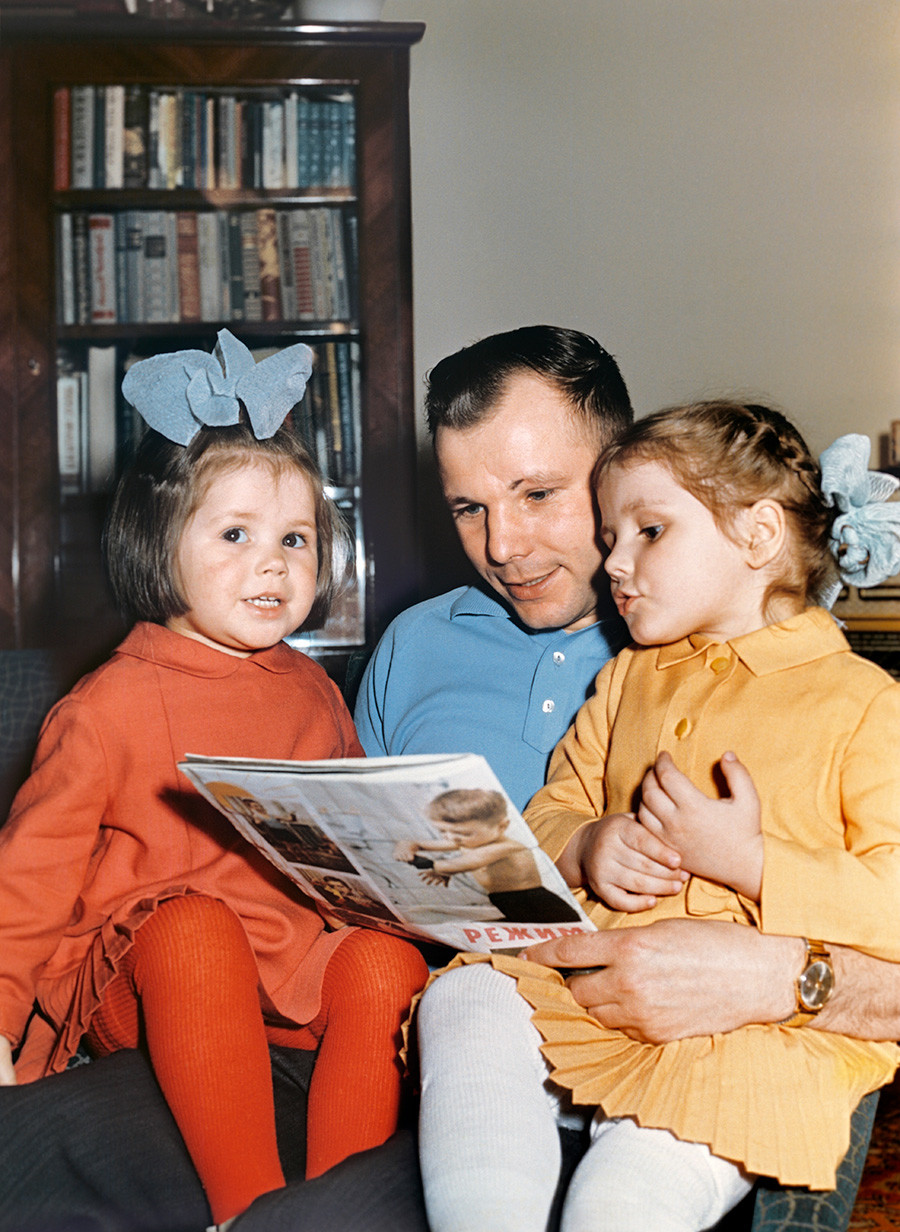 Gagarin legge insieme alle figlie, 1965
