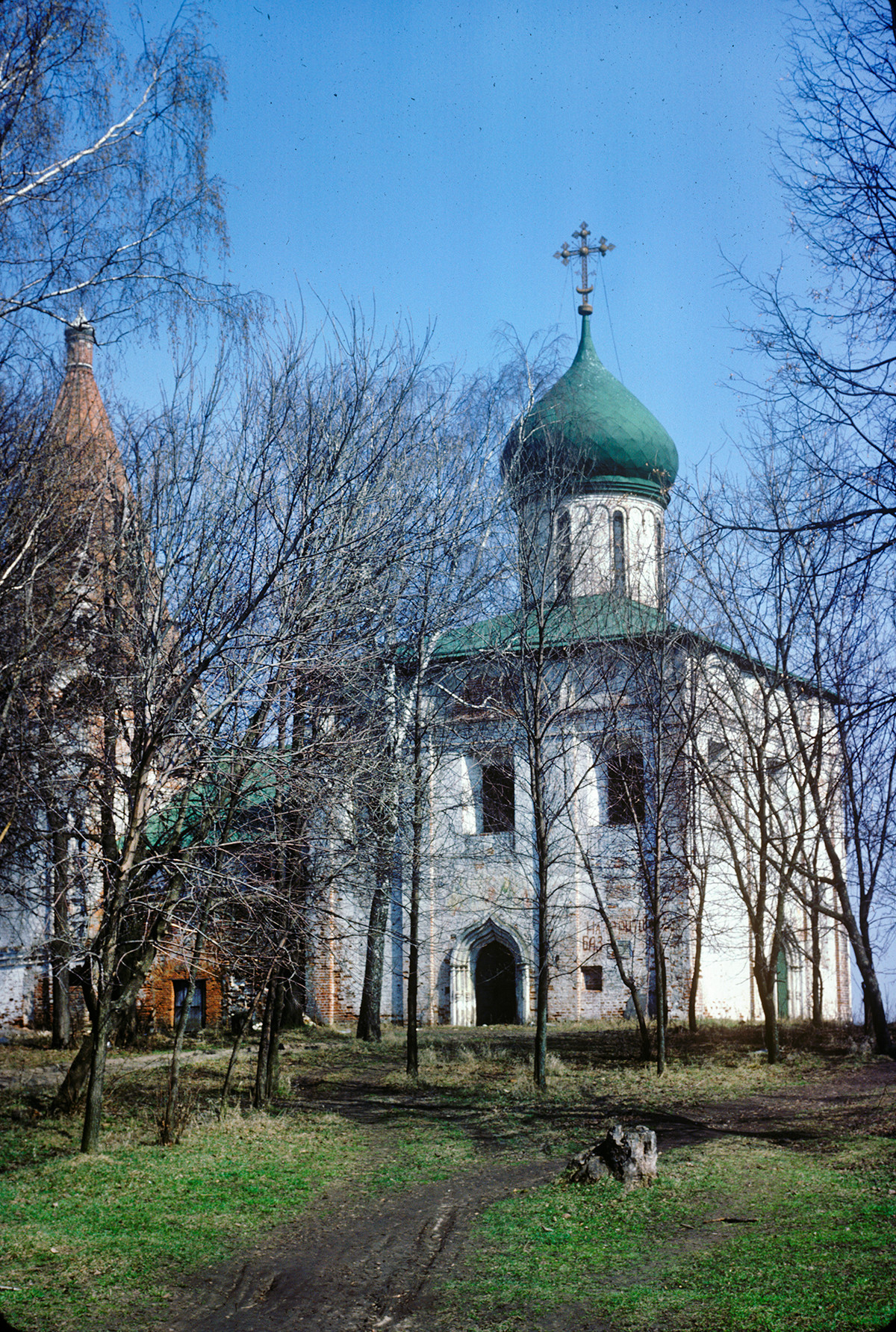 Trinity-Danilov Monastery. Trinity Cathedral, southwest view. Far left: bell tower. April 28, 1980.