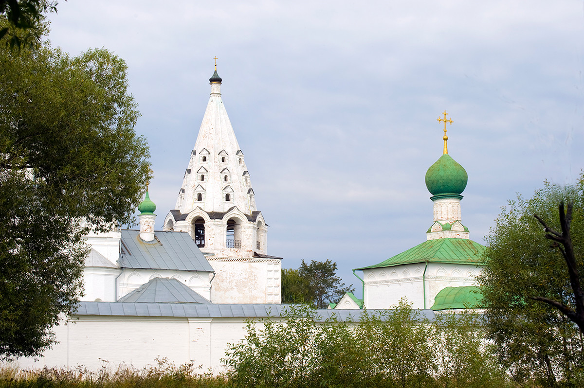 Pereslavl-Zalessky. Trinity-Danilov Monastery, view from beyond the east wall. From left: Trinity Cathedral with attached Chapel of St. Daniil Pereyaslavl, bell tower, Church of All Saints. August 21, 2013