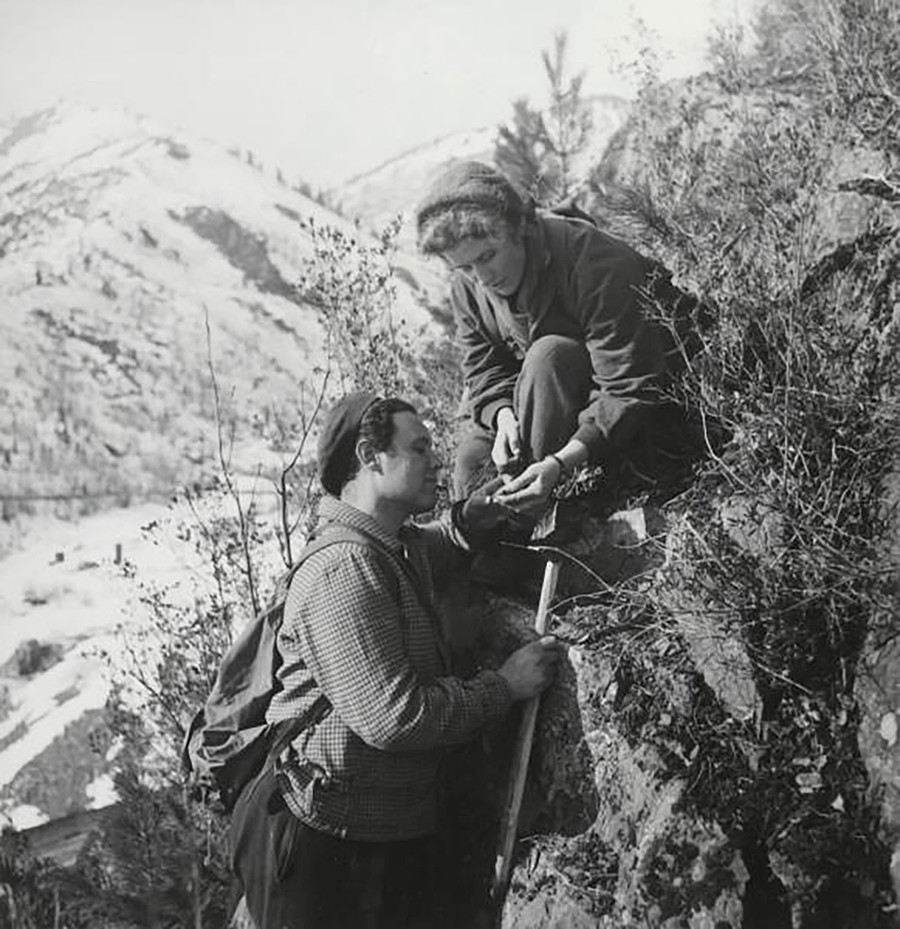 Géologues dans les monts Saïan                                  
