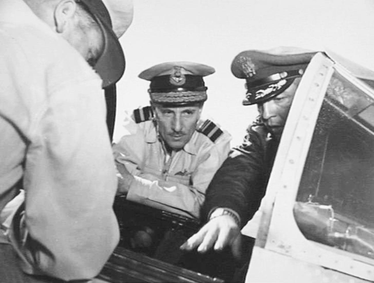 Vice-Marechal J. Hewitt, no cockpit de um F86 (Sabre).