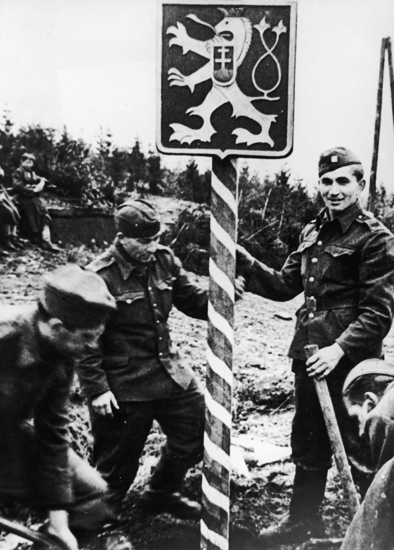 Soldados checos con uniformes soviéticos erigen un nuevo puesto fronterizo cerca del paso de Dukla, en una parte recién liberada de su país, el 13 de diciembre de 1944.
