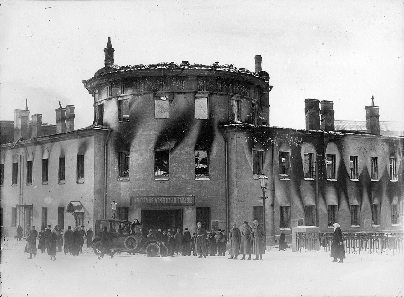 Devant le château de Lituanie incendié, ancienne prison de la ville de Saint-Pétersbourg, après 1917