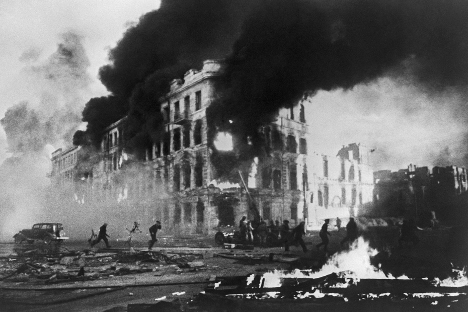 Dok su na gradskim ulicama vođene borbe, u ruševinama Staljingrada se nastavljao život, jer je civilno stanovništvo ostalo u gradu. 
