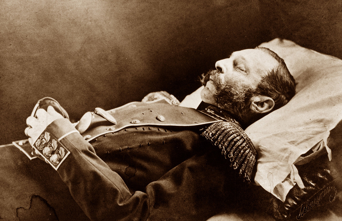 Foto dello zar Alessandro II sul letto di morte 
