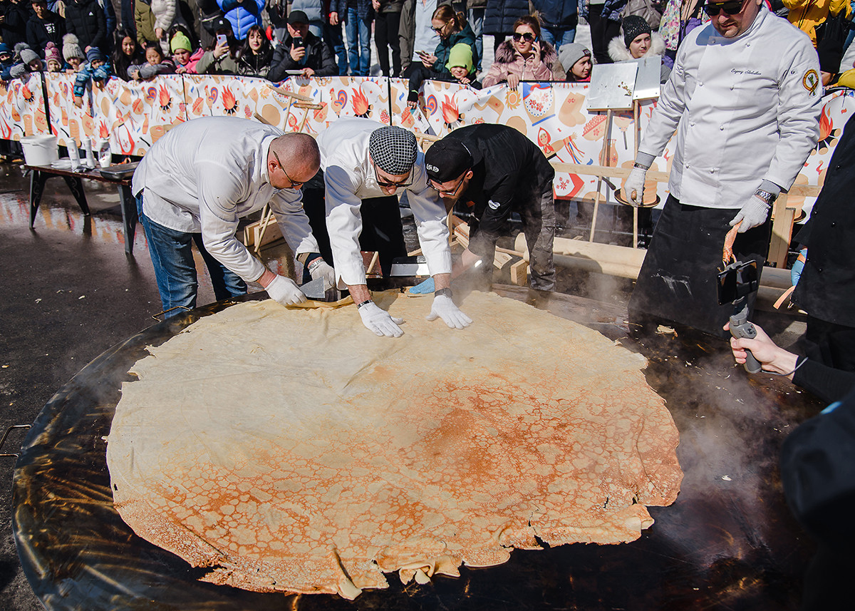 L'enorme bliny cucinato a Yuzhno-Sakhalinsk per i festeggiamenti della Maslenitsa 
