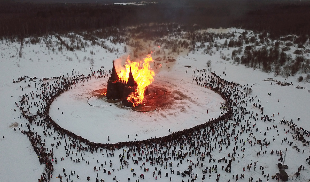 Il castello in legno bruciato nel parco Nikola-Lenivets di Kaluga per la festa della Maslenitsa