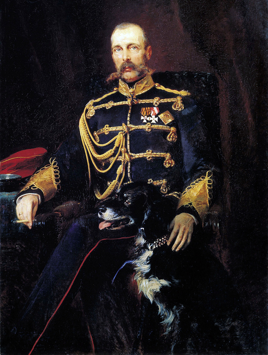 Portret Aleksandra II. Delo ruskega umetnika Konstantina Makovskega (1839-1915). Car je oblečen v vojaško uniformo s cigaro v roki in psom.