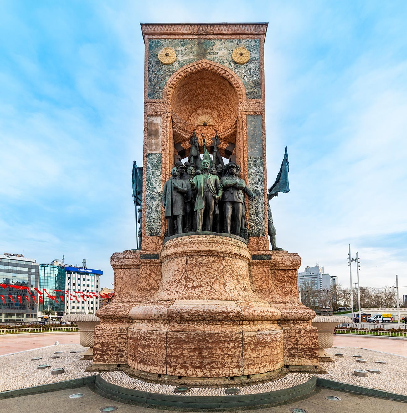 El monumento a la República en Estambul.
