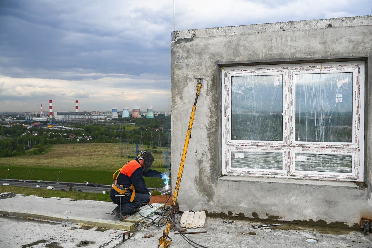 Ouvrier sur le chantier du complexe résidentiel Ioujnaïa Bittsa, dans la région de Moscou