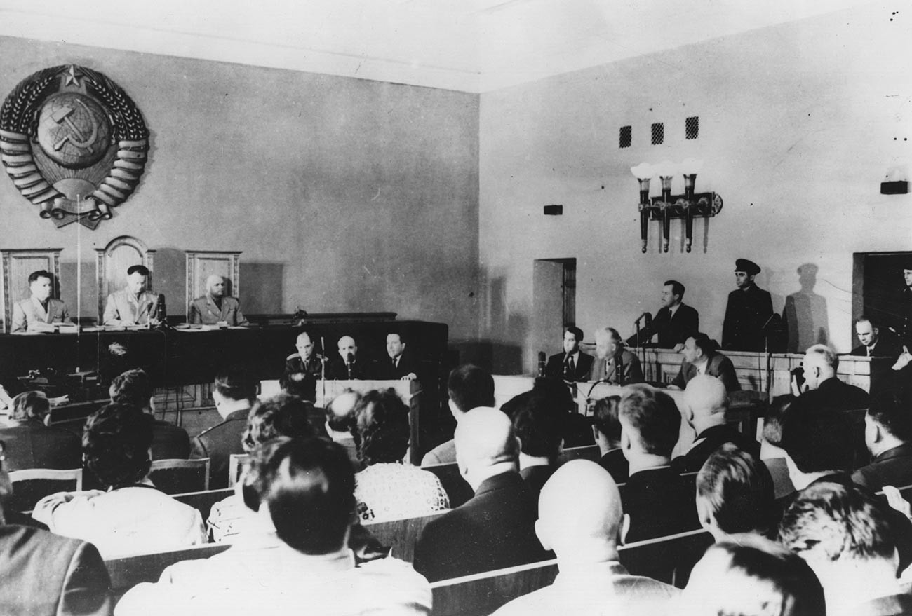 10 mai 1963: le tribunal en séance pendant le procès de Greville Wynne et d'Oleg Penkovski (dans le box des accusés, à droite)