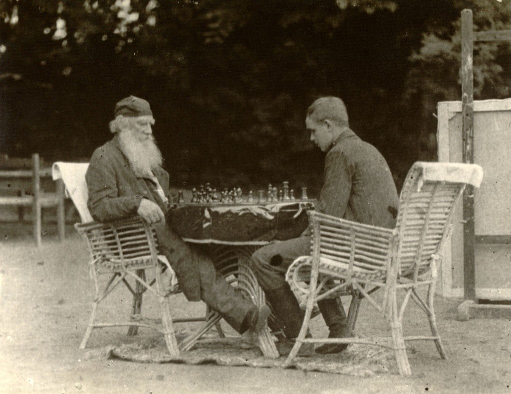 チェスをするレフ・トルストイ