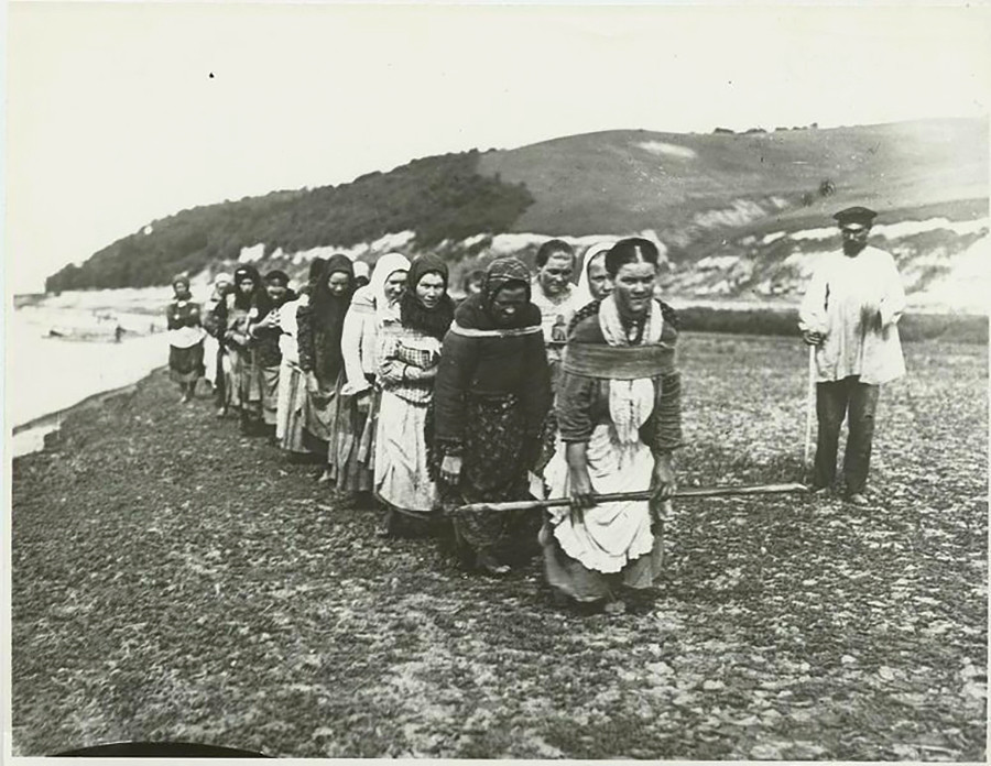 スラ川で艀（はしけ）を引く女性船曳き
