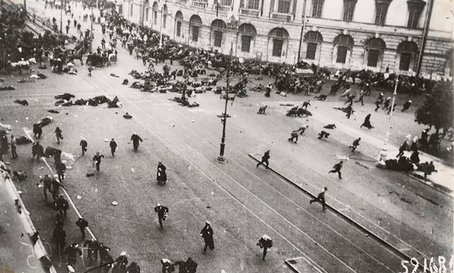 ペテルブルクで行われた平和的なデモに対する臨時政府軍の発砲