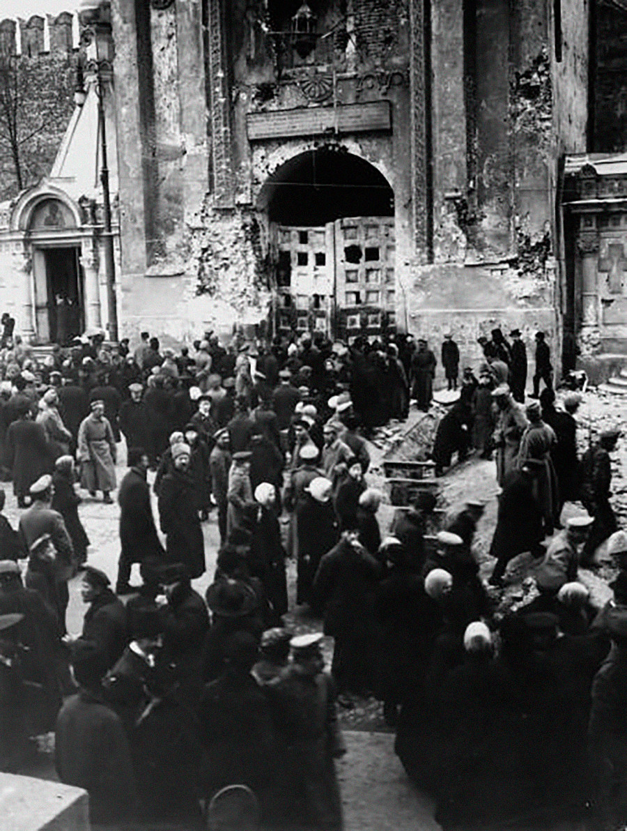 十月の戦闘で破壊されたクレムリンのニコリスキエ門前の群衆
