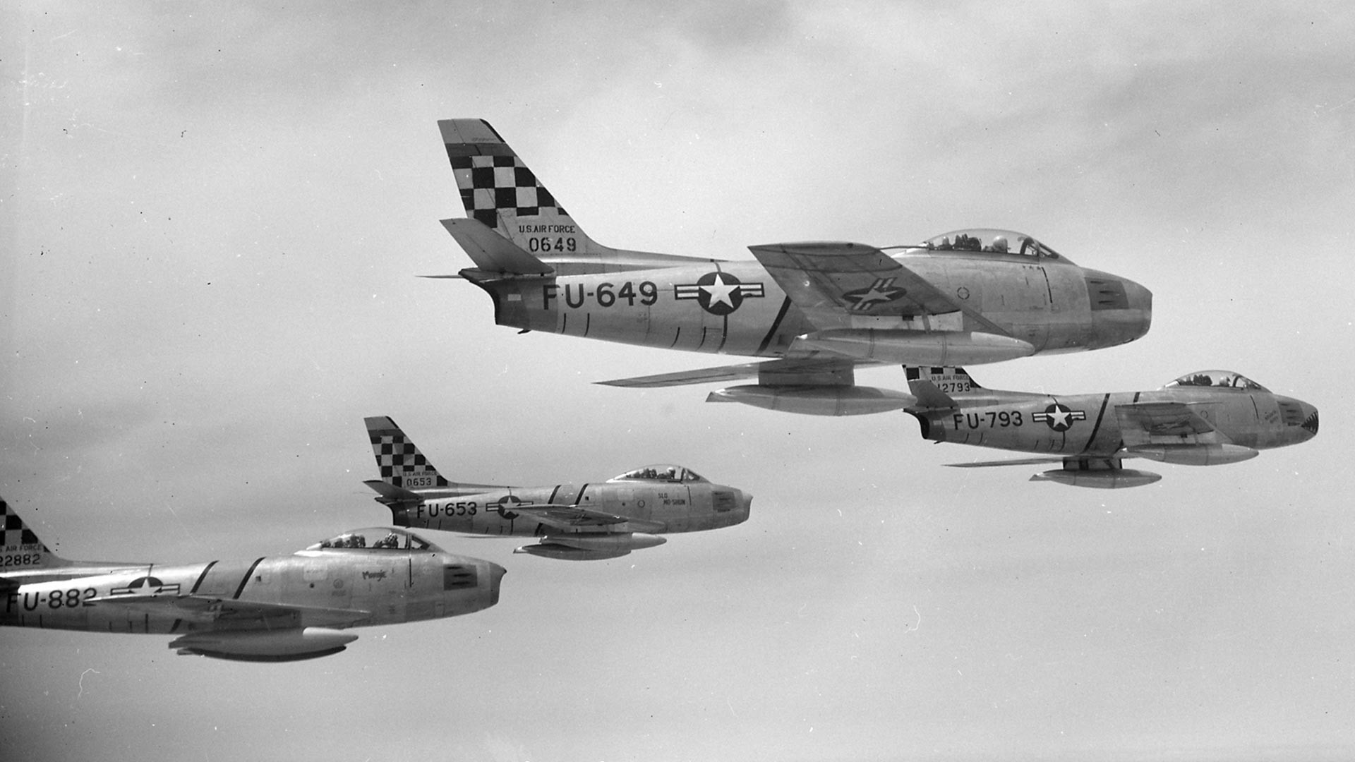 Cuatro cazas F-86E de la Fuerza Aérea de EEUU sobrevolando Corea el 22 de mayo de 1953.
