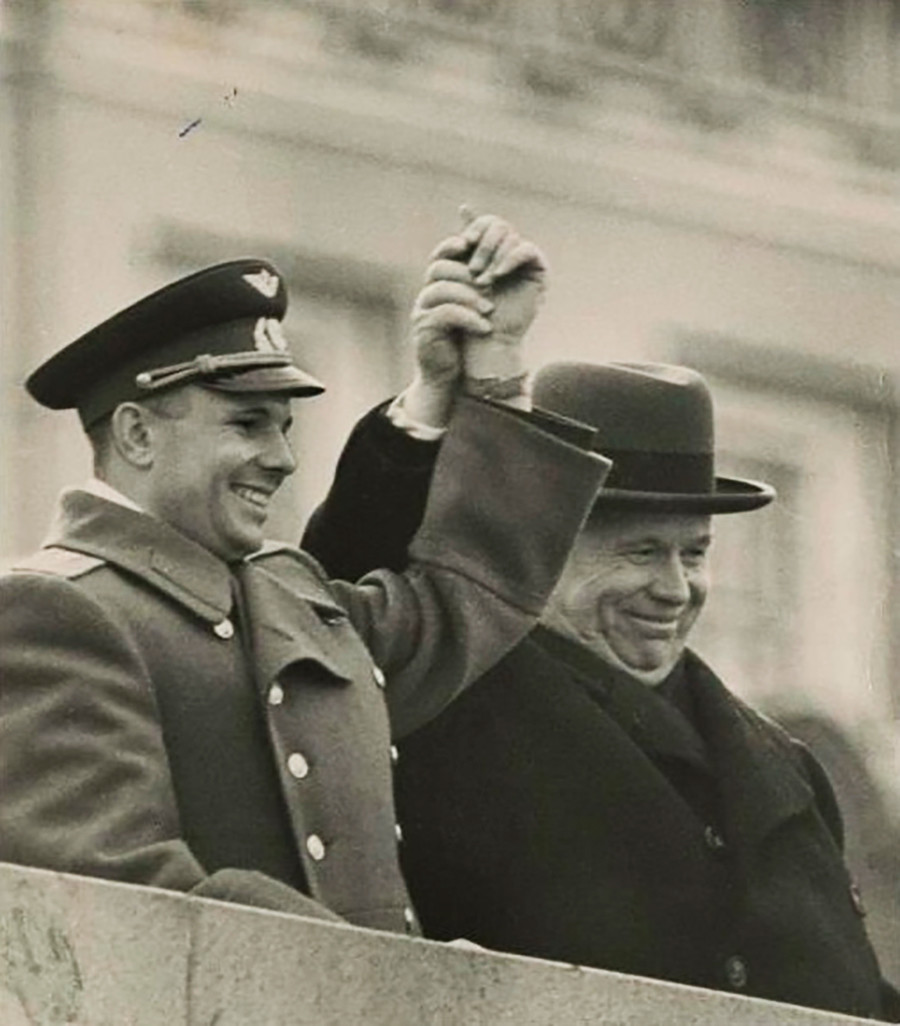 レーニン廟の上でソ連市民に挨拶するガガーリンとフルシチョフ
