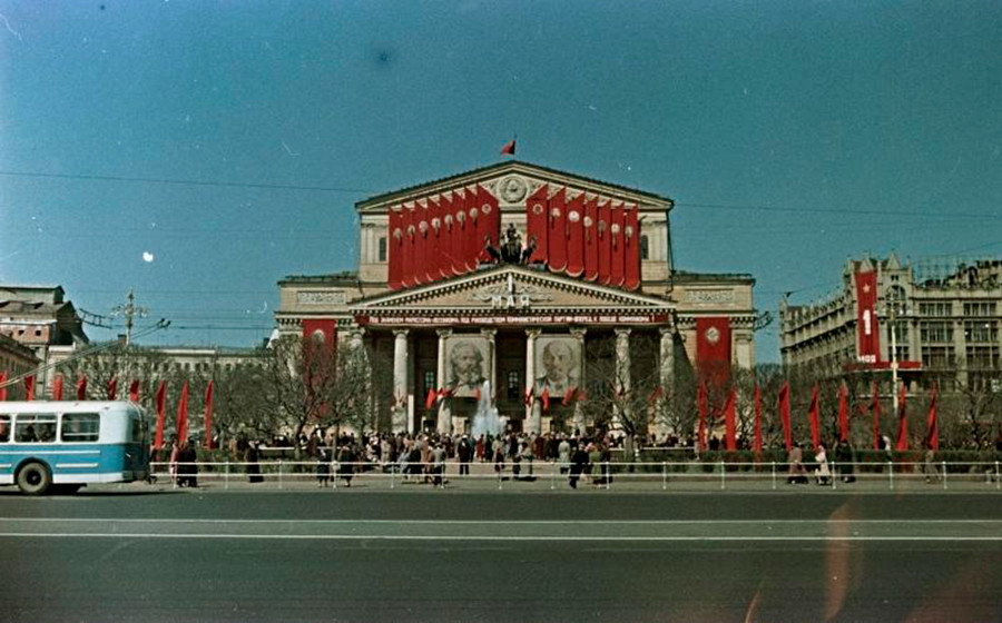 5月1日の労働者の日の祭典に合わせてウラジーミル・レーニンとカール・マルクスの肖像が飾られたボリショイ劇場