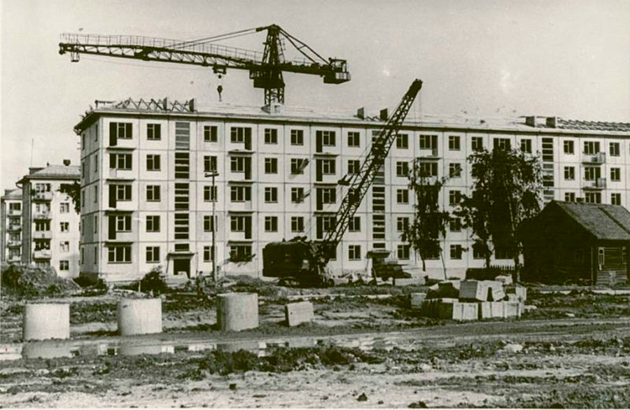 フルシチョフは大規模なアパート建設を始め、多くの人々が小さな住まいを手に入れることができた。こうした5階建てのアパートは「フルシチョフカ」と呼ばれた