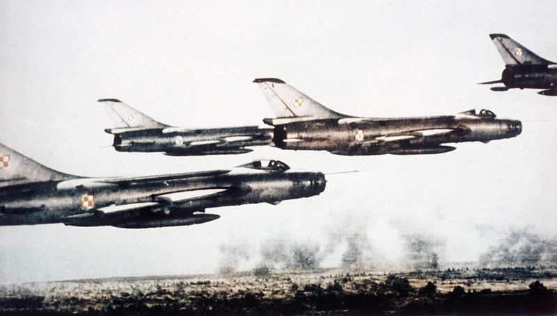Aparatos Su-7 en vuelo.