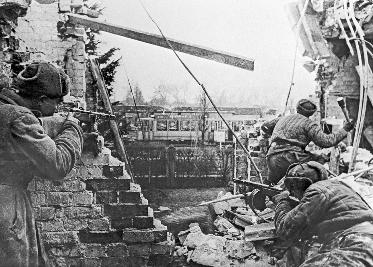 Втора светска војна 1939-1945 година, Будимпештанска офанзива на советската војска. Војниците на Третиот украински фронт со автомати во улични борби за ослободување на Будимпешта.
