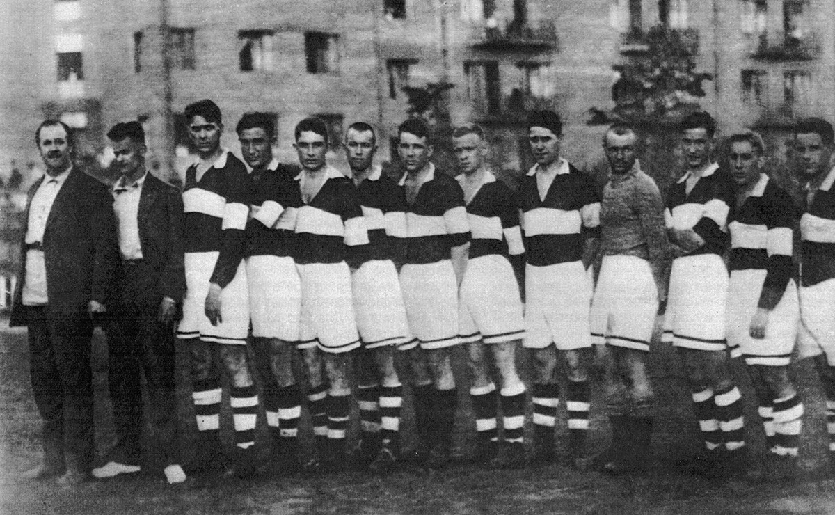 Команда Промкооперации в 1934 году. Братья Старостины: четвертый слева - Андрей, пятый - Николай, седьмой - Александр, третий справа - Петр