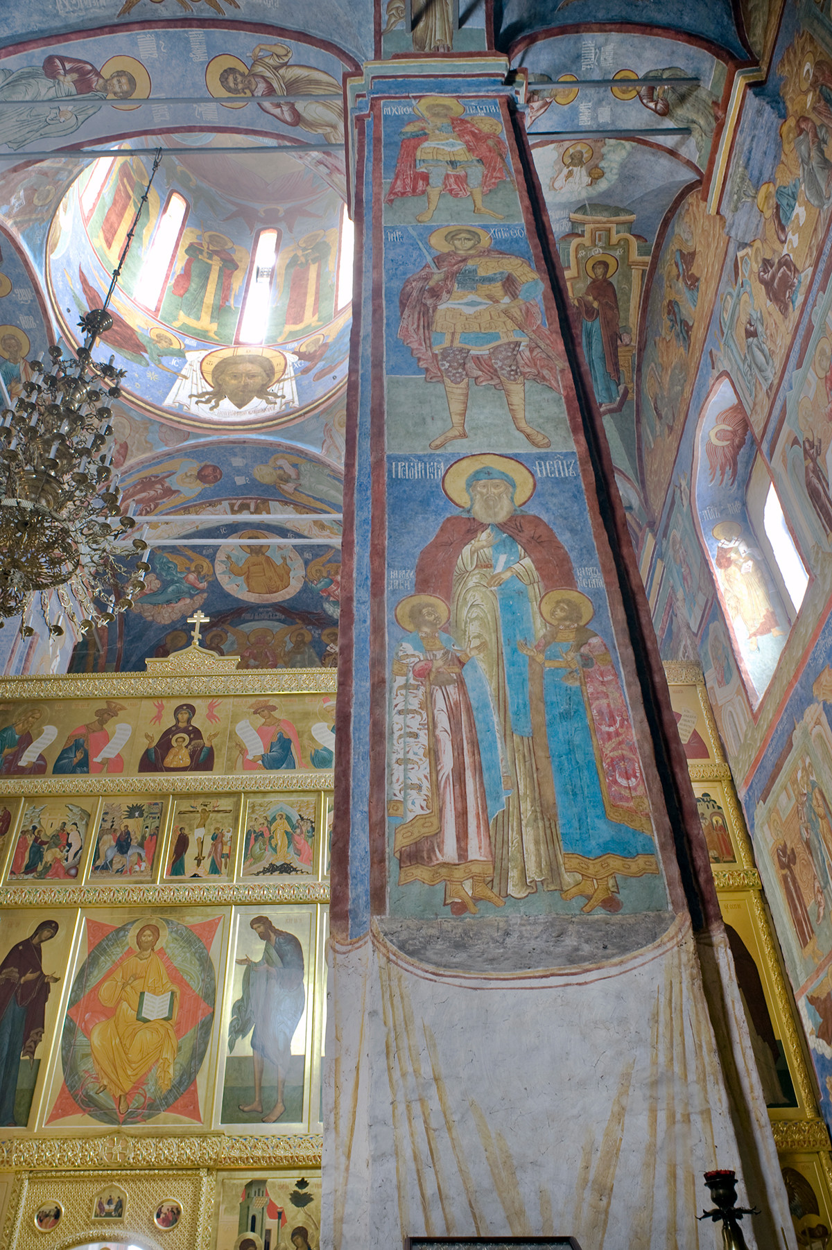 Intérieur de la cathédrale de la Trinité. Vue en direction de l’iconostase. À droite : jetée sud-ouest avec fresque du prince Fiodor Tchorny de Iaroslavl et de ses fils David et Konstantin. 