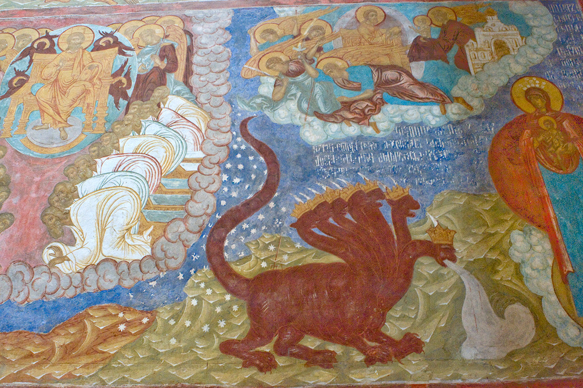 Mur sud, 1ère rangée. Fresques de l'Apocalypse, 12. De gauche à droite : le Christ et les Justes vêtus de blanc ; le dragon rouge à sept couronnes et dix cornes ; vision de la femme vêtue du soleil.