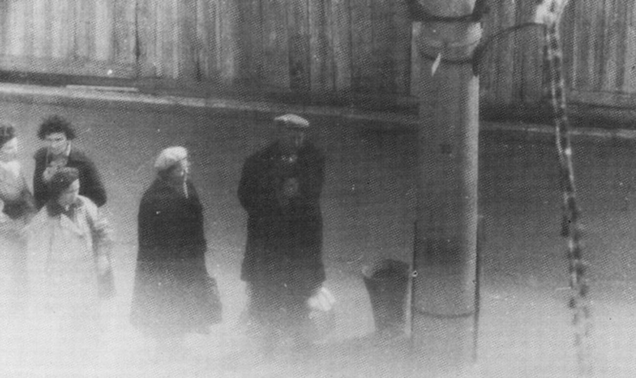 Телефонен стълб номер 35 на Кутузовски проспект, белязан от полковник Олег Пенковски като сигнал за изчистване на 