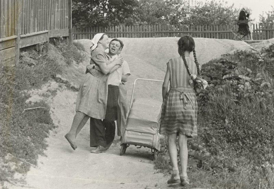 Gagárin se diverte com a família, 1967-1968.