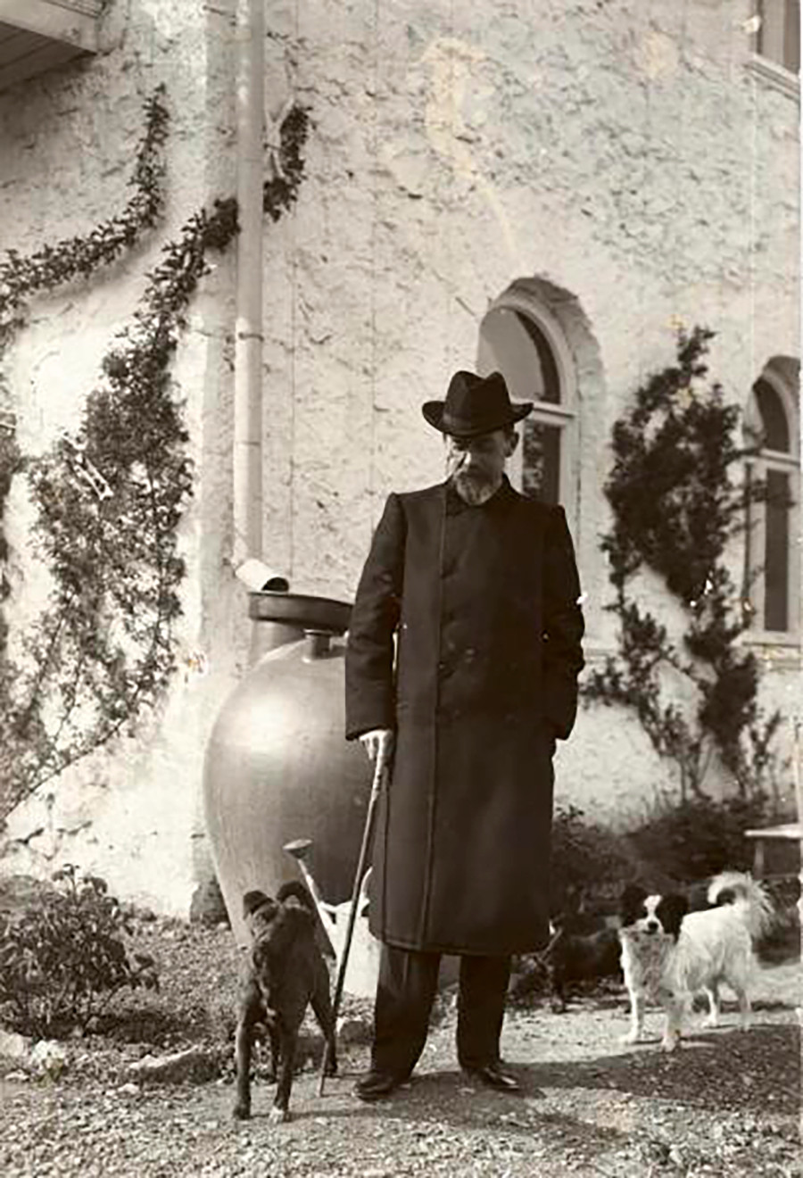 Le dramaturge Anton Tchekhov possédait une datcha en Crimée. Il se promène ici avec ses chiens, à Yalta, en 1903.

